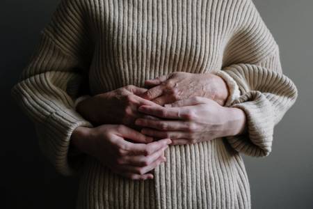 Невроморфна електронна кожа позволява на хуманоидните роботи да усещат болка и да реагират