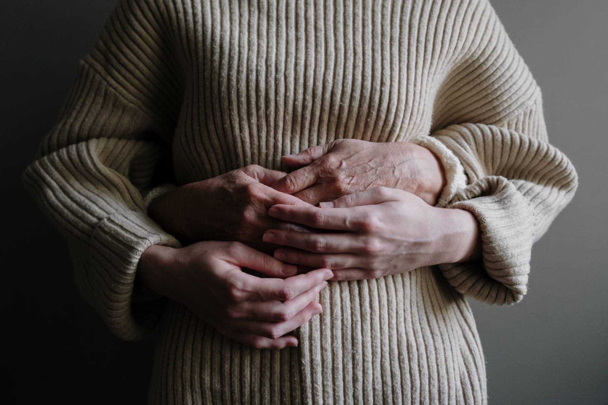 Невроморфна електронна кожа позволява на хуманоидните роботи да усещат болка и да реагират