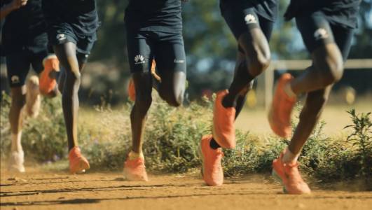 Huawei и легендата на маратонското бягане Елиуд Кипчоге обединяват технологии и бягане