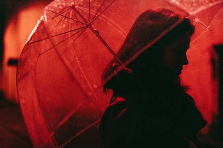 Този летящ чадър ви следва и пази при дъжд, така че да внимавате само за локвите (особено ако сте в България)