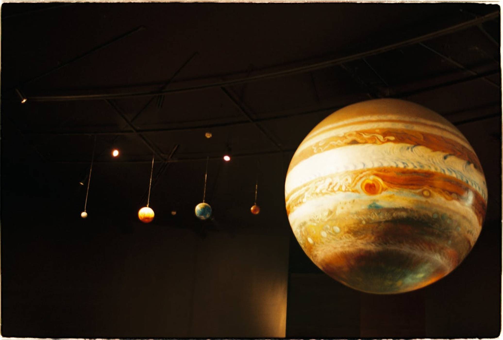 Откриха планетна система, която просто не би трябвало да съществува