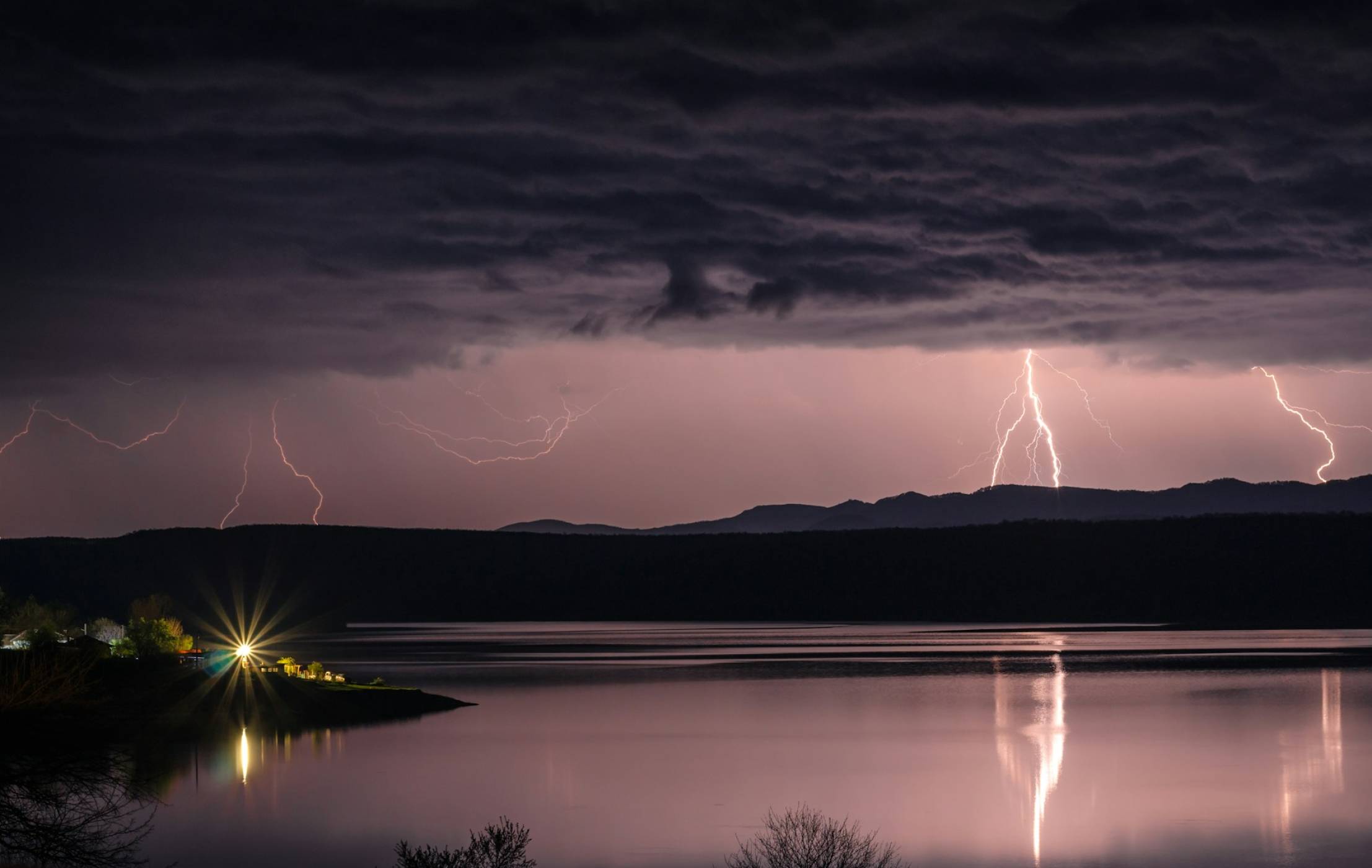 Учен от NASA подкрепи дръзка теория за феномен с нечовешки произход в небето над Земята