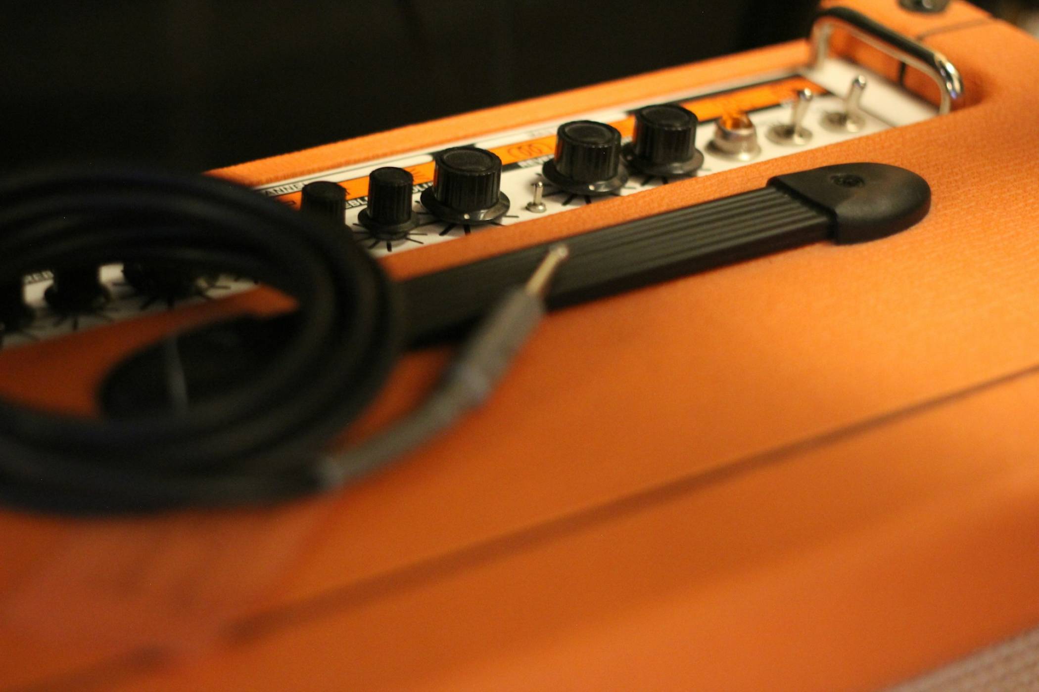 Сравнение между бутиков кабел за 4000 долара и такъв от Amazon за 7 долара показва едно: Аудиофилите дават много пари за нищо