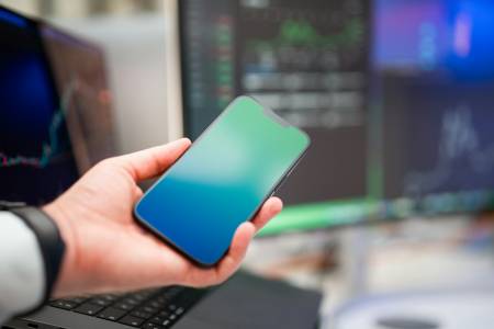 Това е първият смартфон с цветен E-Ink екран: по-лесен за четене навън и ненатоварващ очите