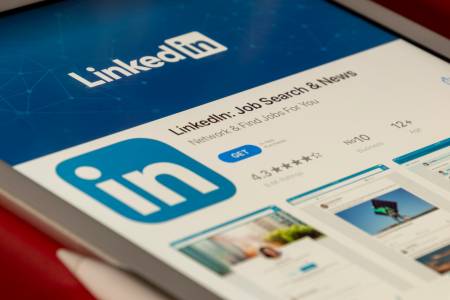LinkedIn ви шпионира: Сайтът тайно събира данни за хардуера и интернет навиците ви