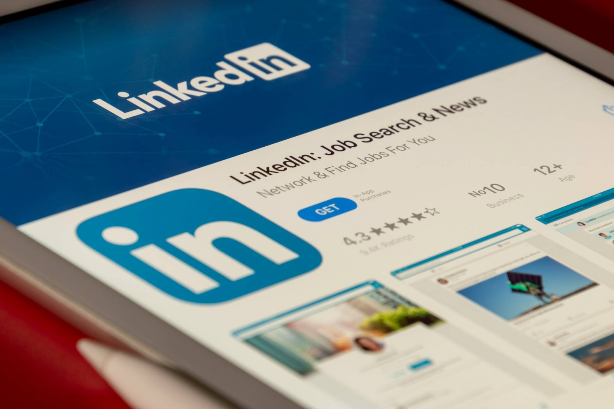 LinkedIn ви шпионира: Сайтът тайно събира данни за хардуера и интернет навиците ви
