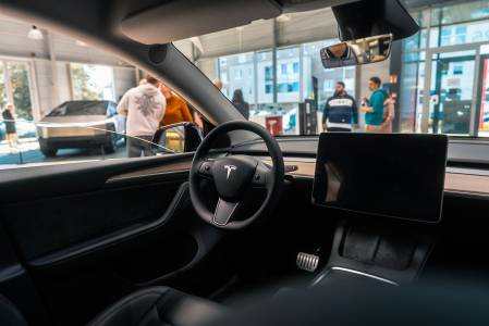 3.5" флопи намери нов дом в модерна Tesla и дори възпроизвежда МР3 музика 