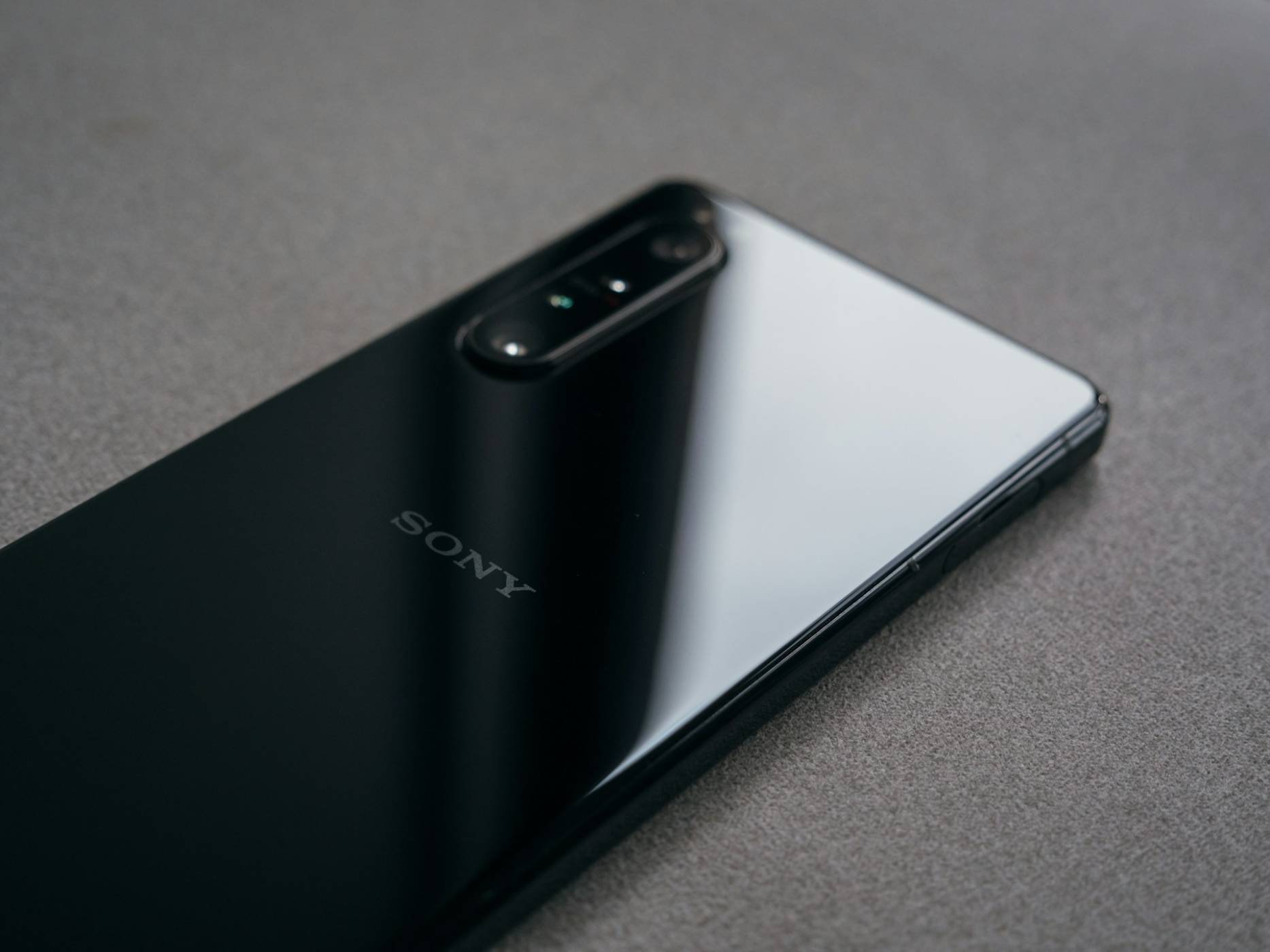 Пръв поглед към Xperia 1 VIII: Значителен редизайн, по-голяма батерия и 48MP камера за флагмана на Sony