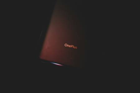Предстоящият геймърски смартфон на OnePlus осигурява 7 часа игра, без да се сетите за зарядното