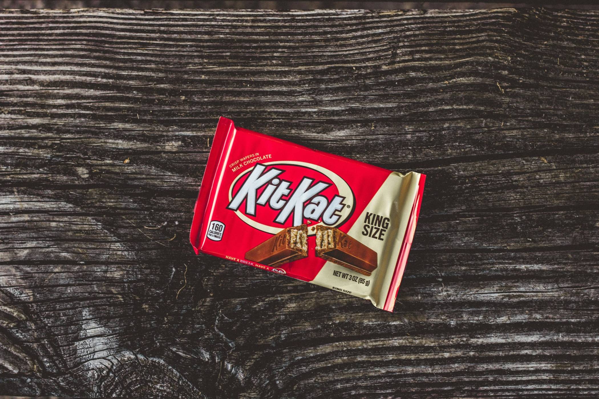 Тази опаковка на KitKat ви напомня да вдигнете глава от телефона, като блокира сигнала му (ВИДЕО)
