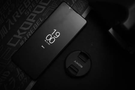 Европейската версия на Sony Xperia 1 VIII май разочарова както с оптимизацията на мощния Snapdragon 8 Elite Gen 5, така и със само 12 GB RAM