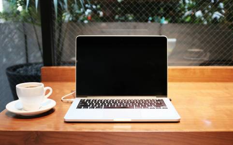 Успехът на MacBook Neo накара Microsoft да плати за проучване, което хвали лаптопите с Windows