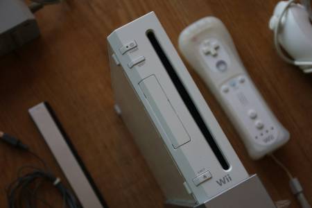 Най-шантавата модификация на конзола: Nintendo Wii с размерите на ключодържател не отстъпва на оригинала (ВИДЕО)