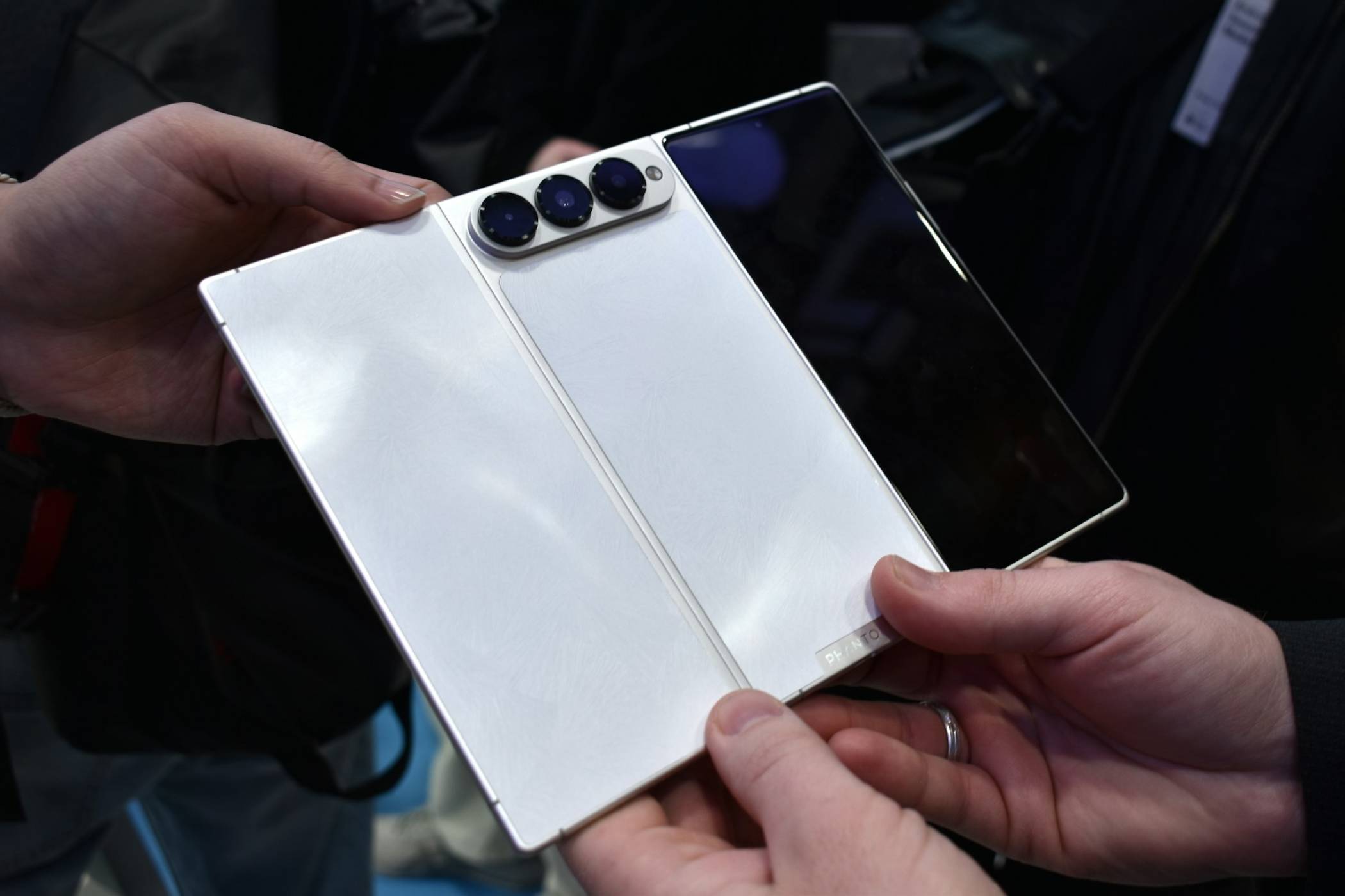 Очаква ни ювелирен Android телефон с 0.3мм рамки и плавен 240Hz дисплей, но производителят все още е обвит в мистерия