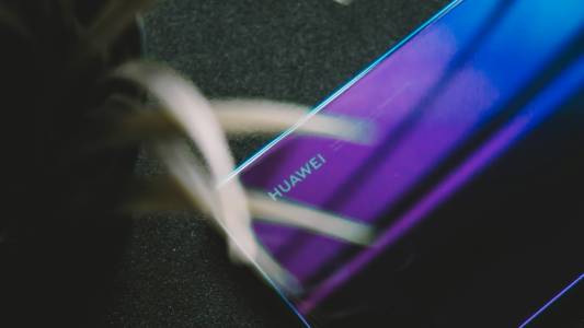 В 10 000mAh батерията рекордьор на този телефон от среден клас на Huawei няма нищо средно