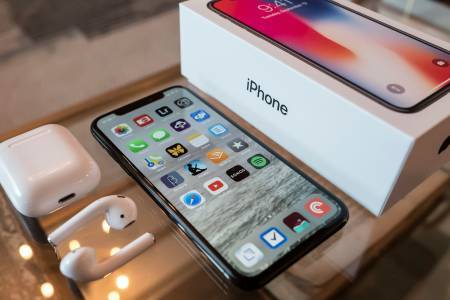 Четворно извит дисплей ще украси iPhone през 2028 г.