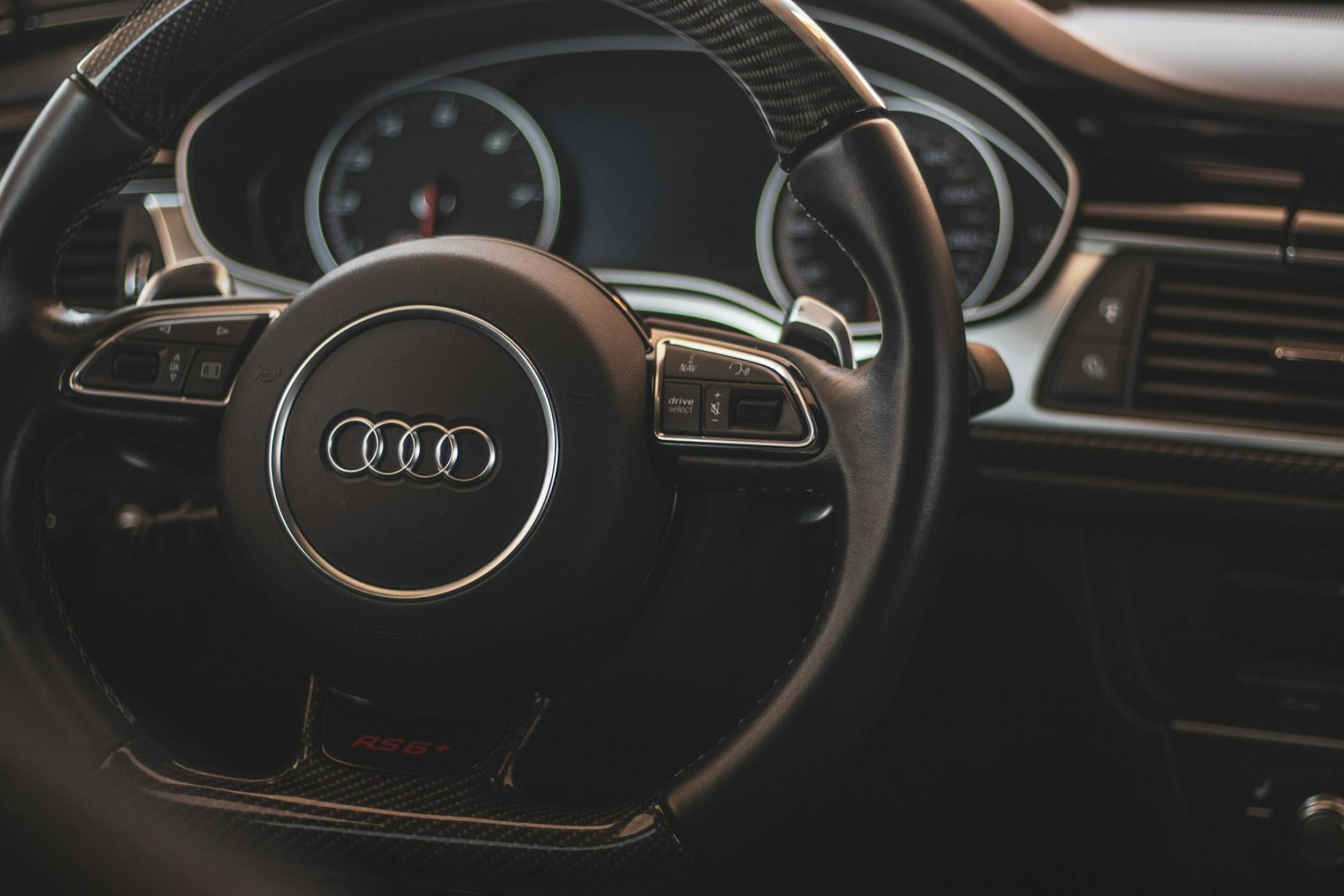 Стар умен часовник даде нов живот на скоростния лост на това Audi А4 от 2001 г. (ВИДЕО)