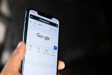 Макар да залага все повече на ИИ, търсачката на Google не може да даде определение на простички думи и термини