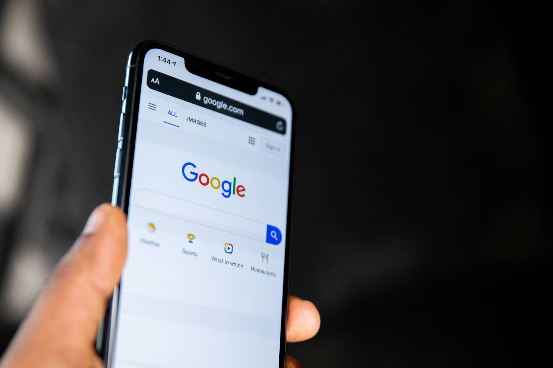 Макар да залага все повече на ИИ, търсачката на Google не може да даде определение на простички думи и термини