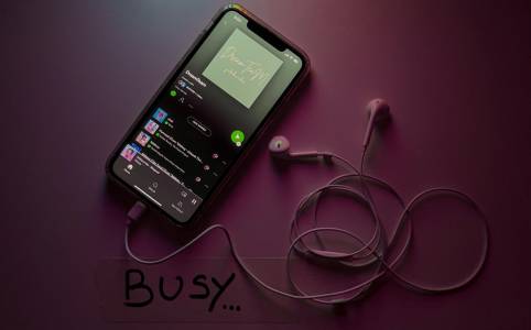 Шефът на Spotify не иска да обиждате ИИ музиката на платформата му, а да я слушате с удоволствие