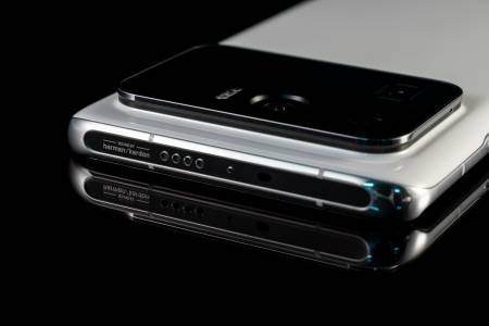 Vertu AlphaFold е бутиков модел с кожа от алигатор и цена близо 7000 долара, които обаче не ви купуват мощност