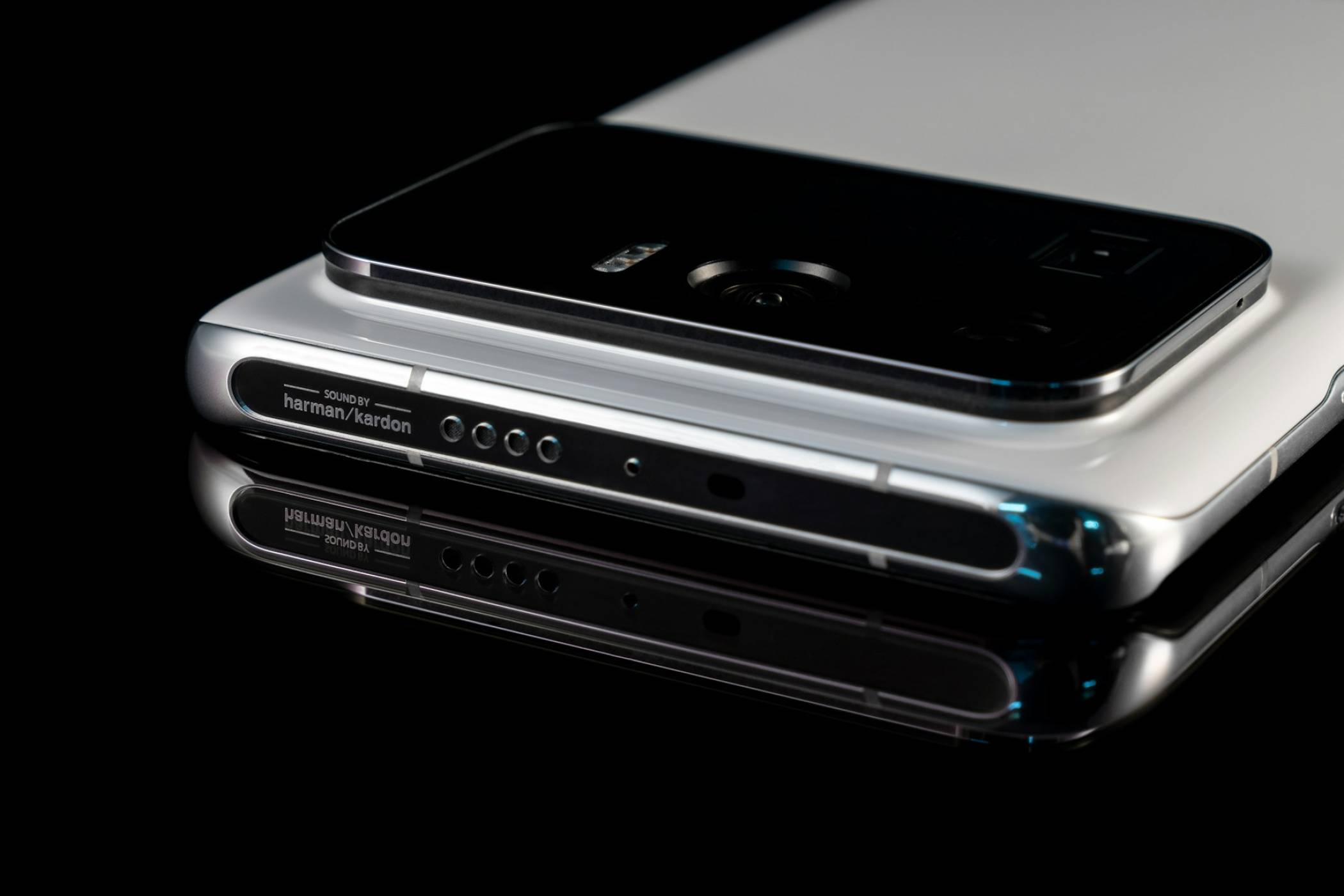 Vertu AlphaFold е бутиков модел с кожа от алигатор и цена близо 7000 долара, които обаче не ви купуват мощност