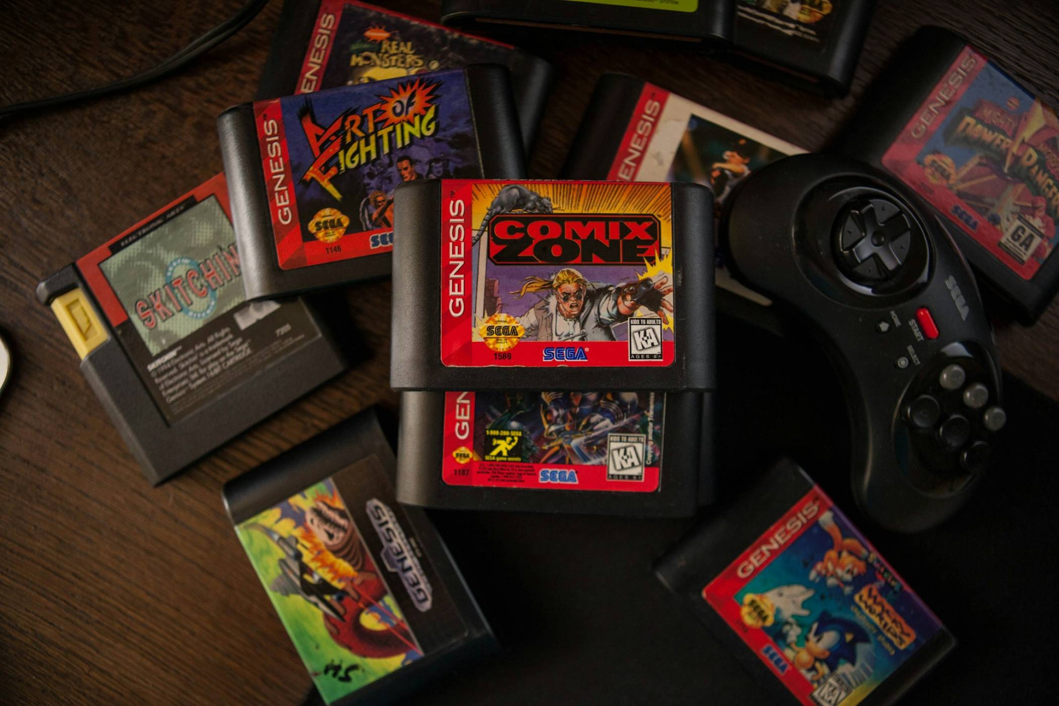 Ретро геймър зарежда игри на Sega Genesis чрез грамофон, като записва данните от играта под формата на звук