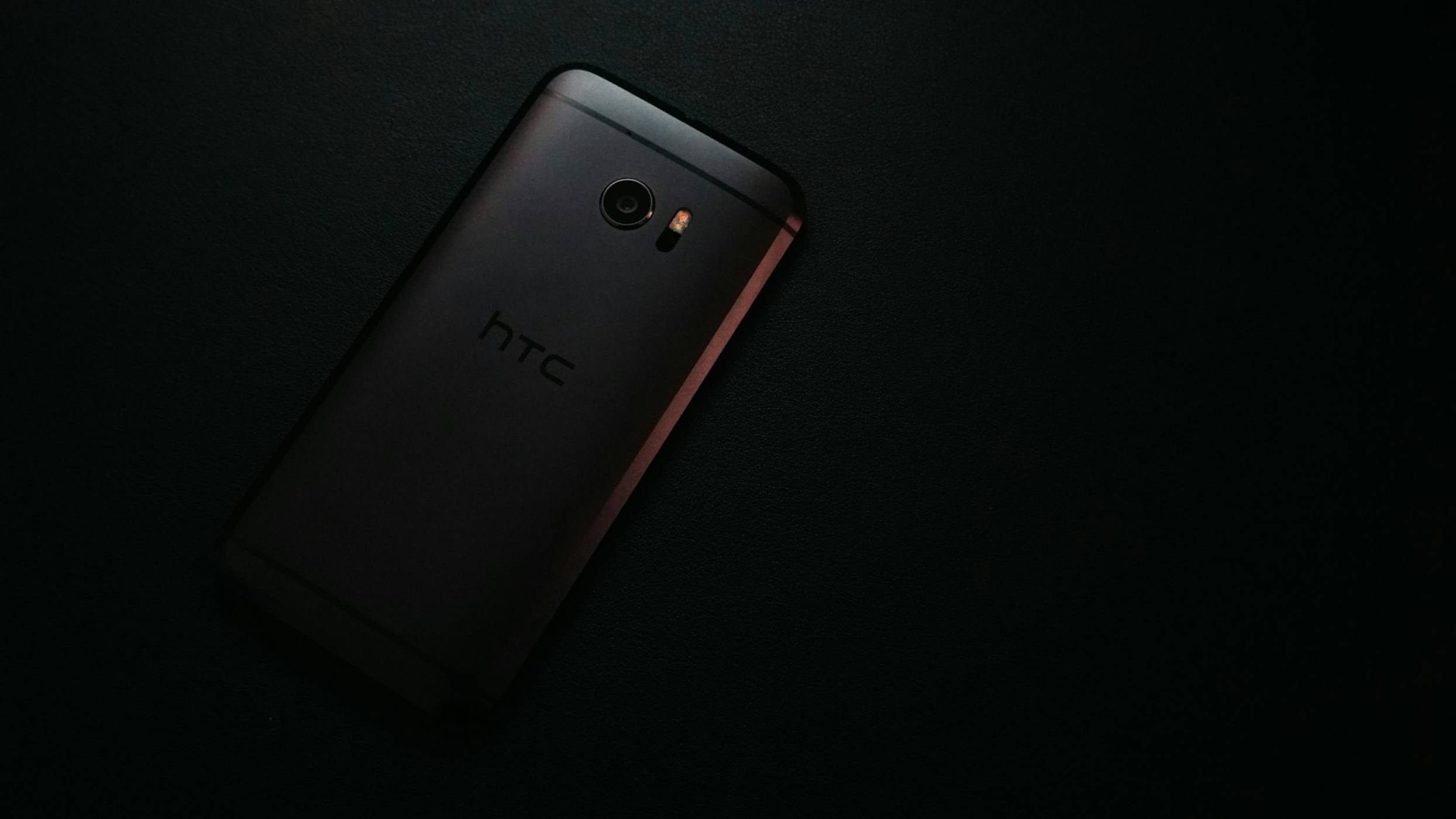 С малка хитрина новият Trump Mobile T1 стартира с логото на стария HTC U24 Pro, за да разкрие козметичната промяна