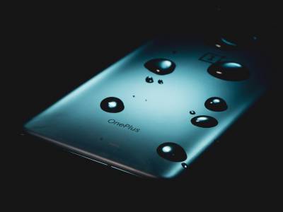 Амбиция срещу практичност: OnePlus 16 залага на практически безрамков дисплей