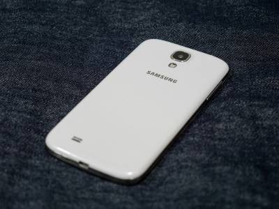 Новата луда идея на Samsung: телефон, който изглежда като тухла, и има екрани от всички страни