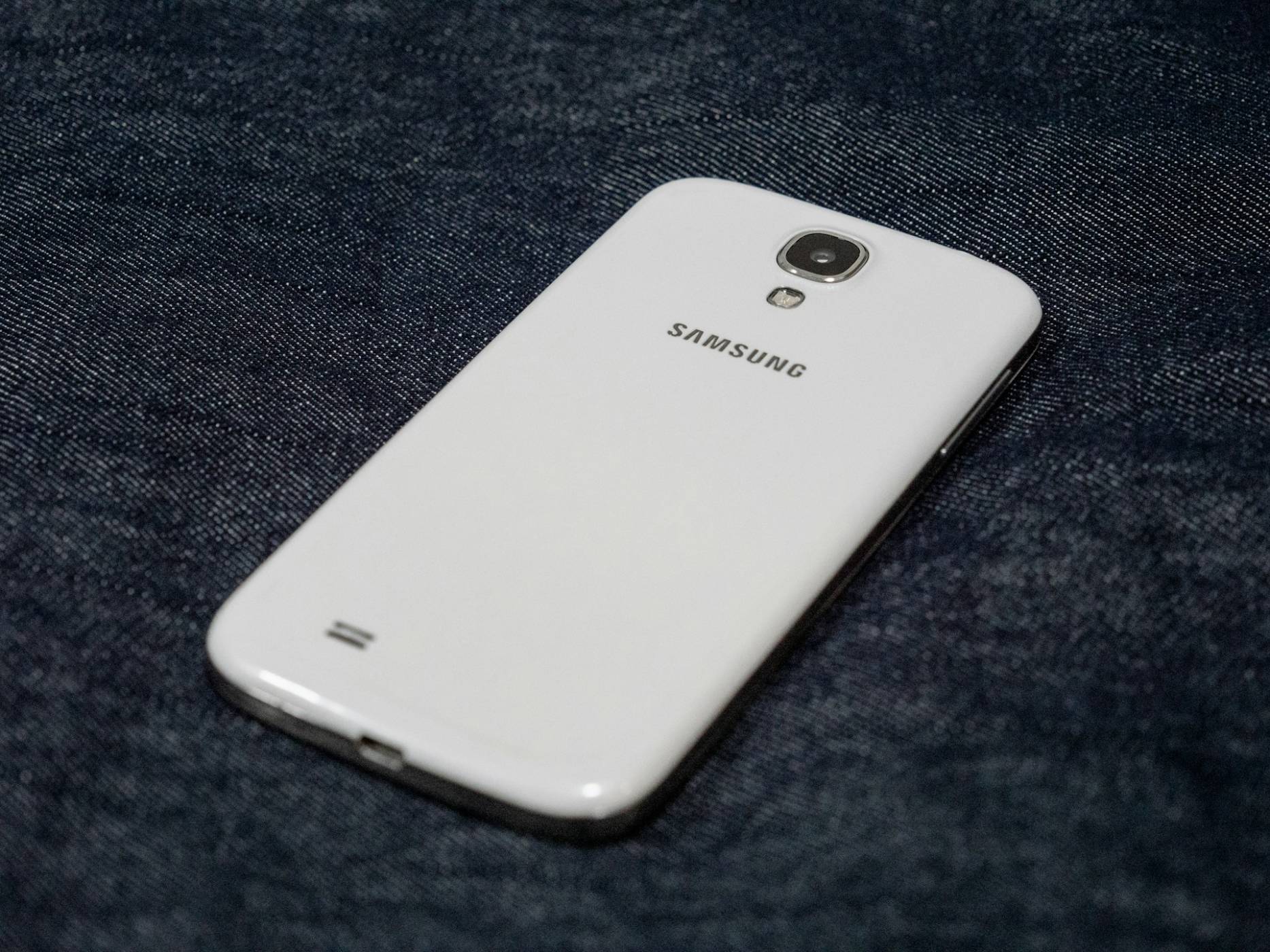 Новата луда идея на Samsung: телефон, който изглежда като тухла, и има екрани от всички страни