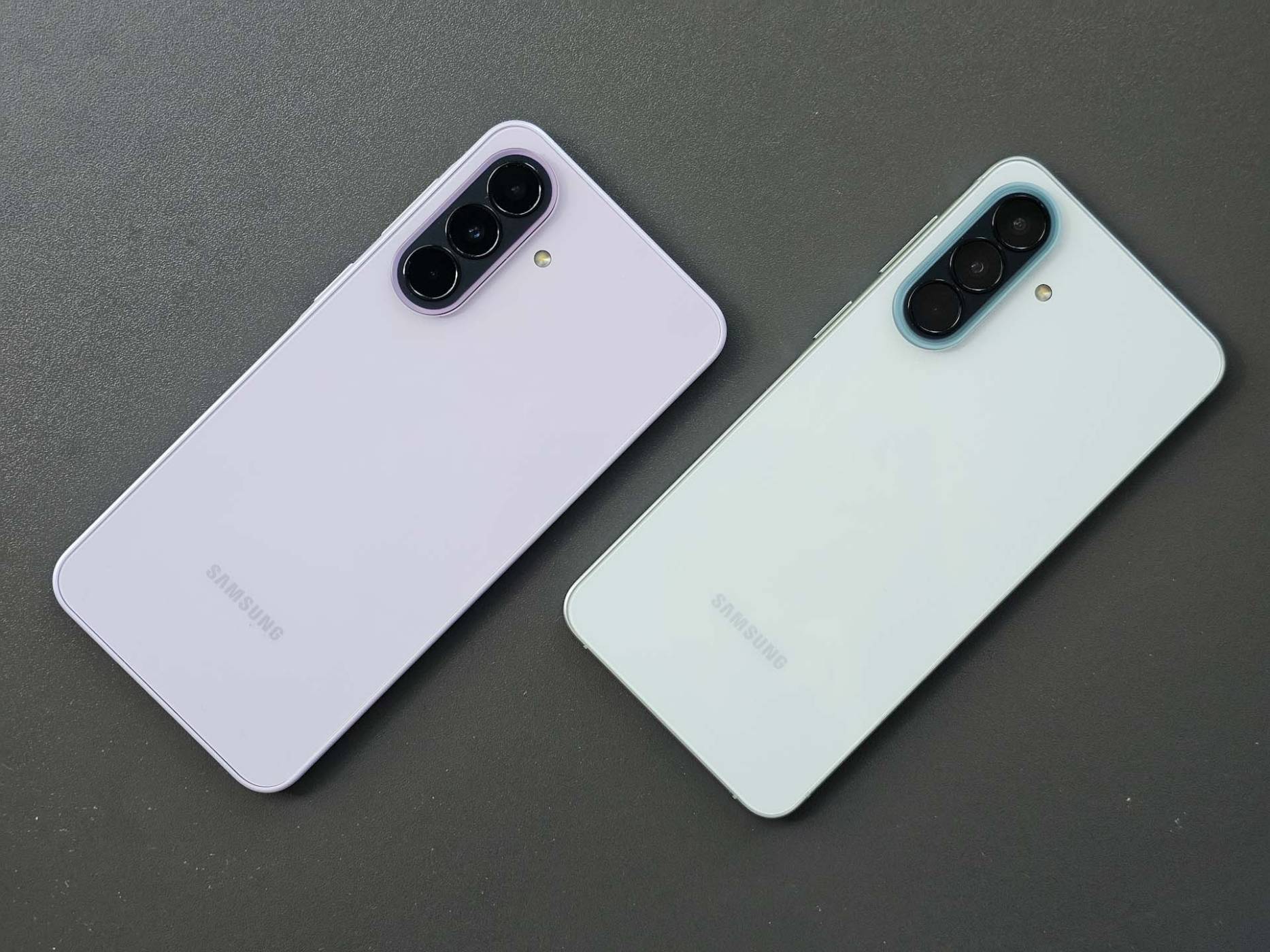 Samsung Galaxy A57 или Samsung Galaxy A37 – кой от двата да изберем?