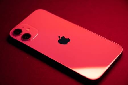 Сгъваемият iPhone все още се очаква през септември въпреки проблеми в производството