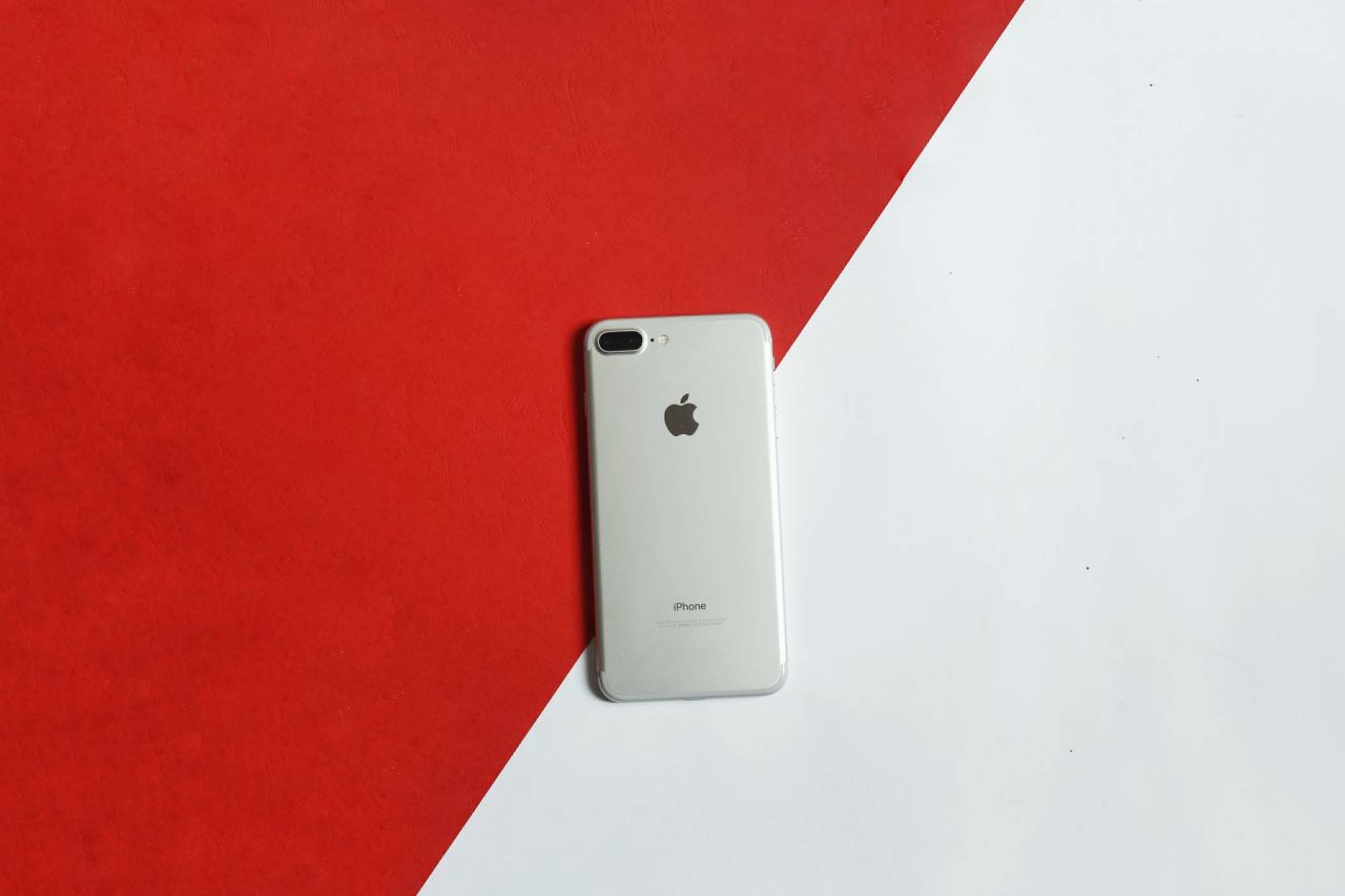 Отвисоко се пада най-лошо: Сгъваемият iPhone може да се обезцени изключително много само за година на пазара