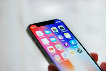 Този лъскав iPhone 17 Pro Max ще стои запечатан до 2276 г. поради следната причина