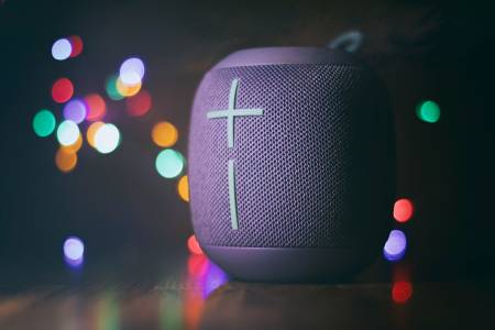 Първото устройство на OpenAI: Малка умна колонка с голям ИИ