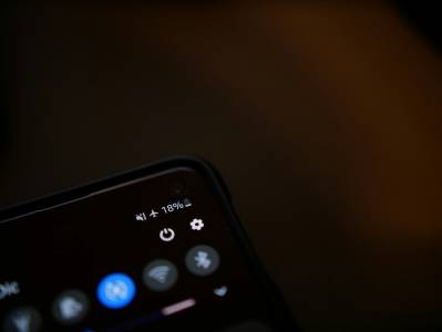 Код В iOS 27 съдържа препратки към iPhone с две батерии