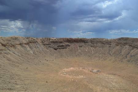 Google Earth разкри огромен кратер: възможен белег от древен метеоритен удар в далечния север на Канада