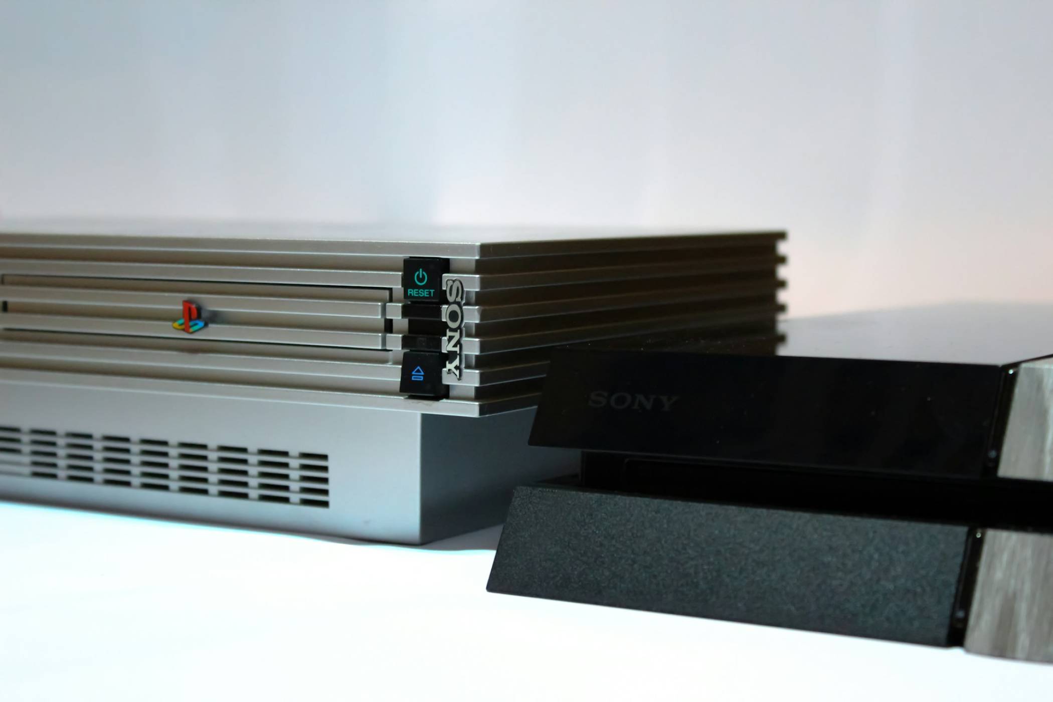 След Apple следващите PlayStation и Xbox също могат да предложат абонаментен модел за конзолите