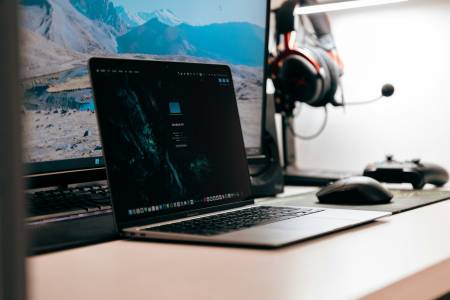 Windows 11 е толкова неоптимизиран, че дори най-новият и скъп лаптоп на Microsoft замръзва, когато го ползва
