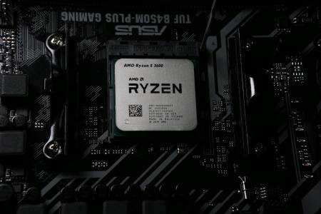 Непрактично, но внушително: този 3D-принтиран комин охлажда Ryzen 7 9800X3D с 19 градуса без вентилатори