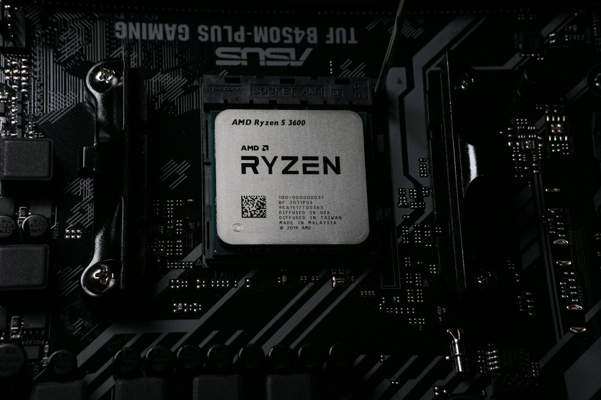Непрактично, но внушително: този 3D-принтиран комин охлажда Ryzen 7 9800X3D с 19 градуса без вентилатори