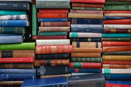 Книгите, създадени от ИИ, вече са 33 процента от новите попълнения в класациите за бестселъри, а приходите на човешките автори намаляват