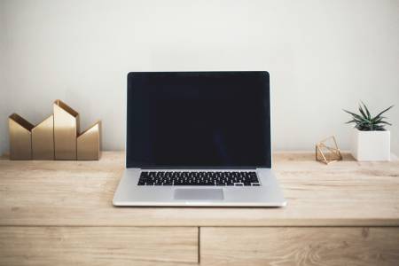 Новият MacBook Ultra обещава значително по-компактни размери и устойчив сензорен дисплей