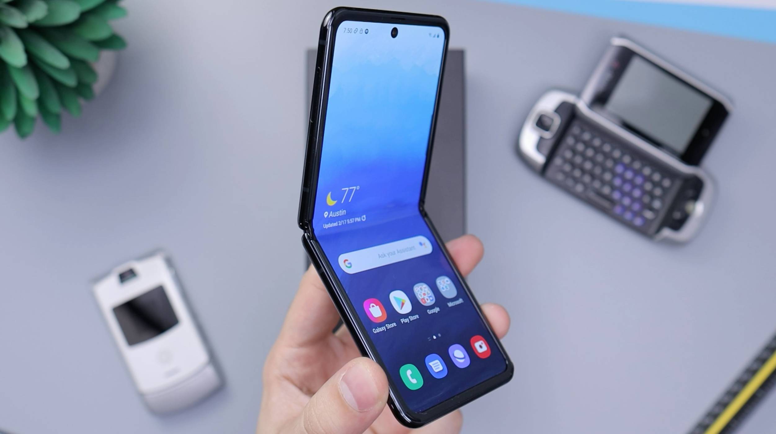 От джоба до китката: Motorola патентова сгъваем телефон, който се превръща в смартчасовник