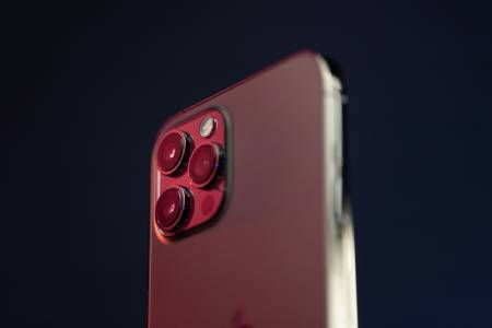Съдбата на изцяло стъкления юбилеен iPhone поставена под сериозна въпросителна
