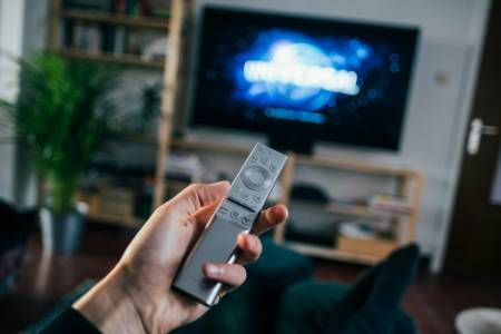 Google TV се сдоби с 10 000 филма и сериала, които да гледате безплатно това лято