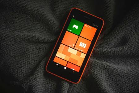 Митичният Surface Phone с Windows от 2014 г. най-сетне се появи на нова снимка