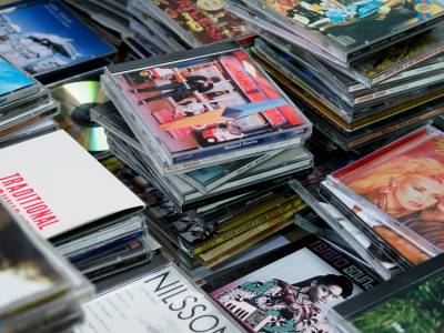 Странна епидемия по ценни CD колекции: дисковете по загадъчен начин се напукват и чупят