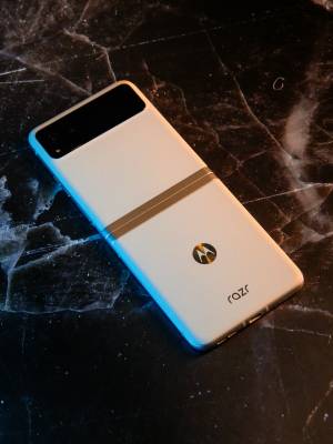 Motorola изглежда подготвя своя версия на сгъваемия iPhone Ultra